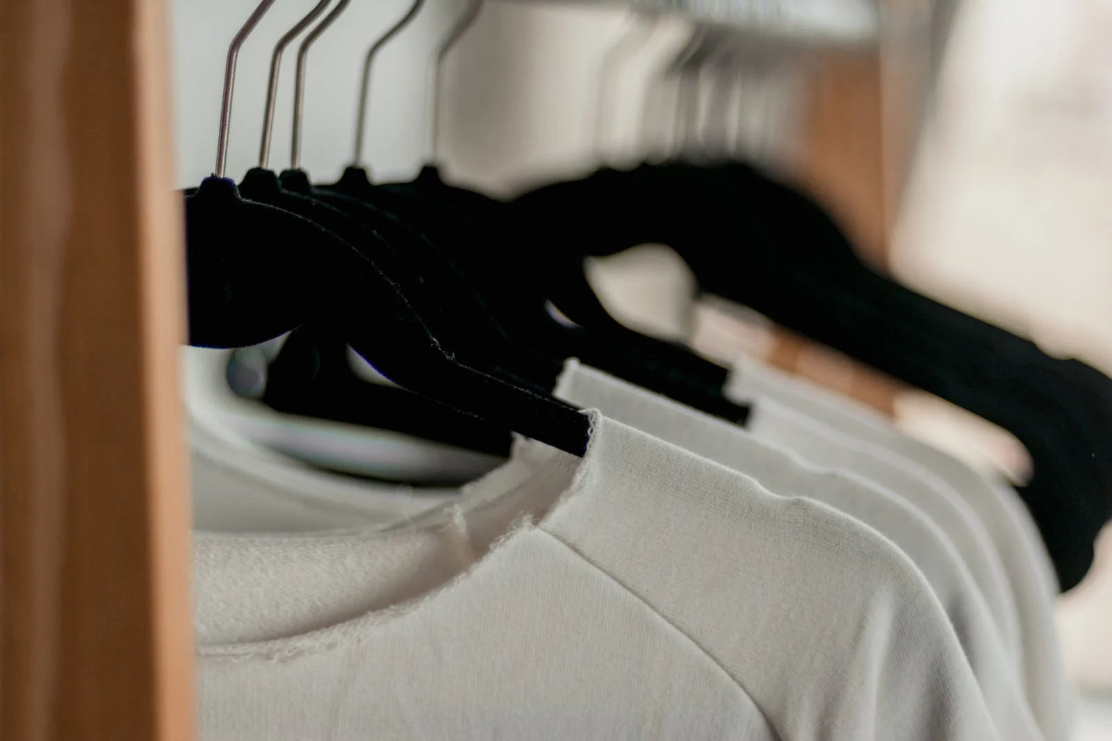 Tシャツは1シーズンで捨てるもの?!1年間で3枚買って、2枚捨てている現状が明らかに。