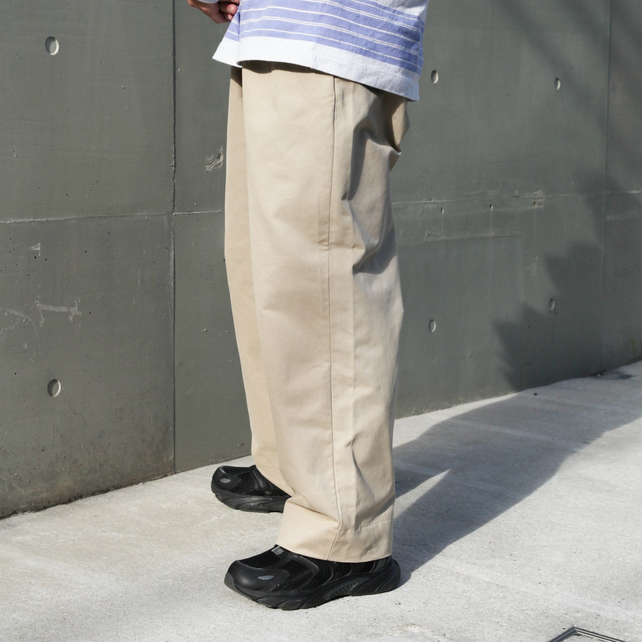 TWO TUCK TROUSERS